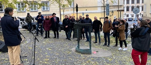 17.11.2021 neformální setkání – oslava vyloučení KSČM z Parlamentu ČR u památníku Dr. Milady Horákové. Na snímku starosta MČ Praha 1 Petr Kolář, pan Petr Hejma, Jan Bubeník, Petr Bísek, Zdeněk Tůma a další.